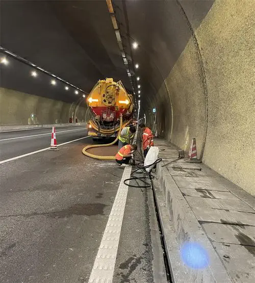 栖霞隧道排水渠清淤